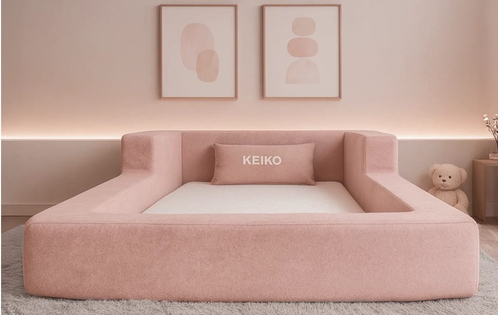 Cama montessoriana Keiko com criança brincando em segurança